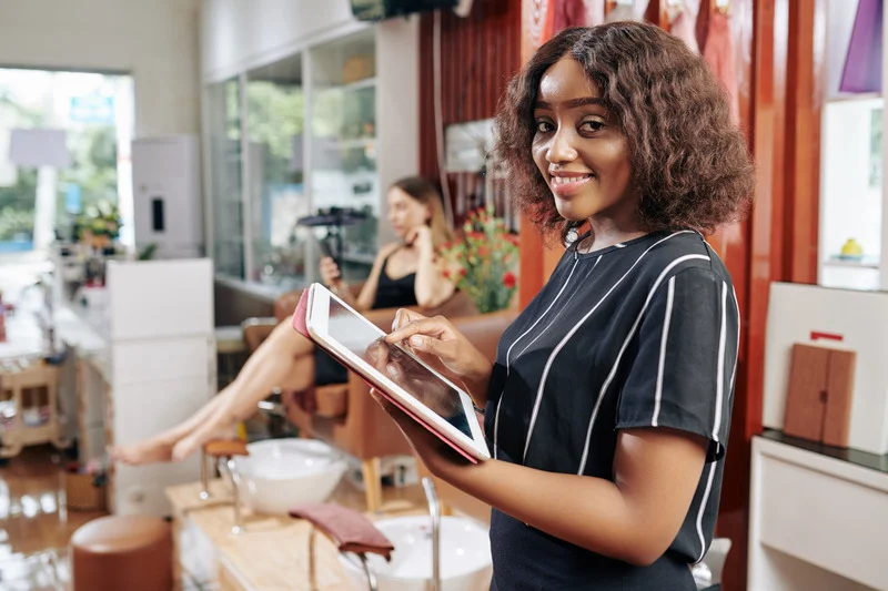 Mulher em salão de beleza